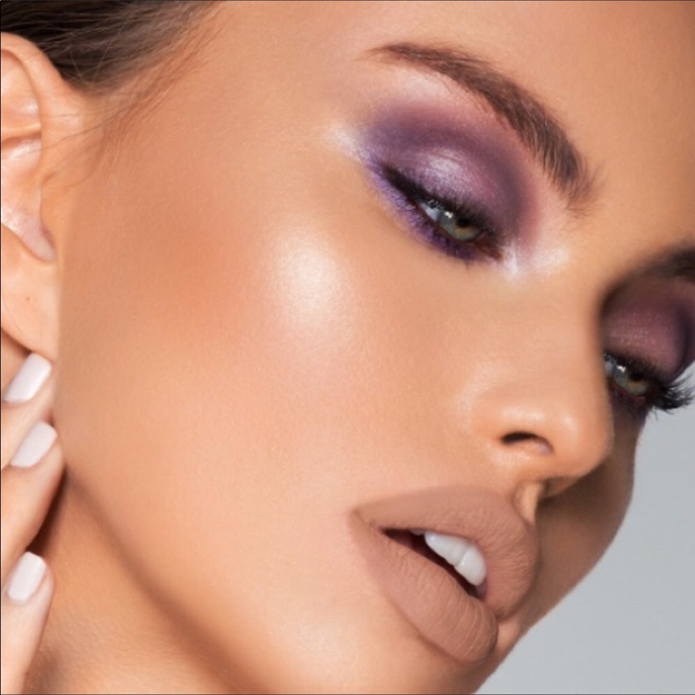 🎉2 X HP🎉 Kylie The Purple Eyeshadow Palette - Picture 12 of 16